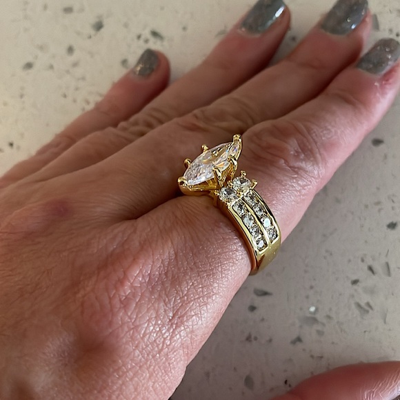 Gorgeous multi carat gold plated faux diamond ring wms sz 8 3/4 ish - Picture 4 of 13